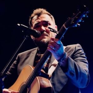 Ismael Serrano Instagram - Gracias, Santiago de Chile. Han sido tres conciertos inolvidables. Qué emocionante reencuentro. Que manera de reír y de llorar. Me moría por volver. 
Ahora el viaje sigue. De aquí nos vamos a Viña. 
Y luego a recorrer el país: Frutillar, Temuco, Concepción, Talca. De ahí regresamos a Santiago, para después viajar a Coquimbo y por último a Antofagasta. 
Días intensos. Gracias por tanto.
