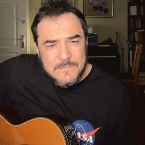 Ismael Serrano Instagram - Y nos dieron las 11. Mañana viajamos a Palma de Mallorca. Y pasado a Valencia. Y además cumplo años. Para que pase el vértigo canto por Sabina.