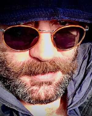 İsmail Hakkı Instagram - “Üç cins at, üç cins tosun salsak yukarı kata 
Üç gün sonra üç katır, üç sağmal inek çıkar. 
Zamanda mı, yerde mi, yoksa bizde mi hata? 
Yapıp uçurduğumuz kartallar sinek çıkar.”
.
A. Karakoç