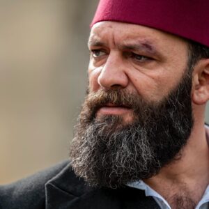 İsmail Hakkı Instagram - Benim için hiç bitmeyecek bir kutsal davanın, bir kutlu kavganın hikayesiydi anlatılan.. Her projede olduğu gibi burada da Eşref Aziz’e ayrılan sürenin sonuna geldik. 

Bu süre zarfında bize teveccüh gösteren kıymetli yapımcılarımız başta olmak üzere yönetmenlerinden yapım ekibi ve teknik kadroya, oyuncularından senaristlerine kadar herkese ve hassaten bizleri bıkıp usanmadan evlerinde, gönüllerinde ağırlayan siz en kıymetlilerime sonsuz teşekkürle... 🌹🤲🏽

İnşallah yeni, güzel projelerde buluşmak, kavuşmak, dert anlatmak hülyası ve duası ile... Hakkınızı helal edin.

Not: 

Bu memleket o gagasızlara dar, ümmete felahtır.. 
Bu milletin her has evladı küfre saplanacak bir silahtır... 

Bu böyle biline...

#EşrefAziz

👋🏾