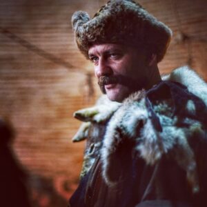İsmail Hakkı Instagram - Osman Bey’in Oğlu Orhan Gazi'ye vasiyeti :

Ey oğul! Her işten önce din işlerine dikkat et. Zira farizaya (farzlara) dikkat, din ve devletin güçlenmesine sebeptir. Din işlerini; dikkatli olmayan, itikadı bozuk ve doğru yoldan ayrılmaya yönelen, büyük günahlardan kaçınmayan, helala-harama dikkat etmeyen sefihlere ve ayrıca tecrübesiz kişilere bırakma, devlet idaresinde bu gibi kişilere iş verme!.. Zira yaratandan korkmayan, yaratılandan hiç korkmaz. Büyük günah işleyen ve bunu devam ettiren kimsede sadakat olmaz. Böyle kişilerin sadakati olsa ümmeti olduğu Peygamber-i Zişan'ın sadık tebligatı üzere hareket eder de şer'i şerifin dışına çıkmazdı. Zulümden, bid'atten sakın. Zulme ve bid'ate teşvik edenleri devletinden uzaklaştır. Çünkü böyleleri seni zevale uğratmış olurlar. Daima cihad ile devletini genişletmeye çalış. Çünkü uzun zaman sefer olunmazsa askerin secaatine; reislerin ve kumandanların bilgi, tedbir ve malumatına ağırlık ve noksanlık gelir. Böyle sefer işlerini bilenler ölür gider de yerine tecrübesiz kimseler gelir, bu yüzden de bir çok hatalar meydana gelir ki, bundan da devlet büyük zararlar görür. Beytü'l-mali koru! Devletin servetini çoğaltmaya çalış!.. Şer'i şerifin ölçüsüne göre sana ait olana kanaatle, ihtiyaçlarından ve gerekli olanlardan başka lüzumsuz yere telef etme, israftan kaçın. Askerinle, malınla gururlanma. Zira onlar Allah yolunda cihad için milletin işlerinin yerli yerinde görülmesi ve cihana adalet ve fazileti yayman için vasıtadırlar.

Sadakatle Allah rızası için çalışan devlet erkanını koru!.. Vefatlarından sonra böyle kimselerin çoluk-çocuğuna bak, ihtiyaçlarını karşıla.!..Halkından hiç kimsenin malına tecavüz etme!.. Hak edenlere yardım ile iltifat elini uzat, böylelerinin yakınlarını sıkıntıdan kurtar. Askeri erkanı iyi koru!.. Alimler, fazıllar, sanatkarlar, edipler; devletin bedeninin gücüdür. Bunlara iltifat ve ikramda bulun. Bir kemal sahibi işitince onunla yakınlık kur, dirlikler ver ve ihsan eyle!.. Hükümetinde ulema, fazıl kimseler, erbab-ı maarif çoğalsın, siyaset ve din işleri nizam bulsun!
.
.
.
.
#SamsaBey