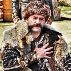 İsmail Hakkı Instagram - Sevgili kardeşlerim. Her işte olduğu gibi bu dizide de bize ayrılan sürenin sonuna geldik. Geçen hafta görülen lüzum üzerine ayrılmak zorunda kaldım. Bu süreçte bize olan teveccüh ve iltifatınız için ne kadar minnettar olduğumu kelimelerle anlatamam. Hepinizden Allah cc razı olsun. Güzel dizilerde, filmlerde veya projelerde buluşmak kavuşmak ümidi ve duasıyla, Hakkınızı helal edin, sağlıkla kalın ❤️🤲🏽👋🏾 Eyvallah... (Ayrılığımın Covid19 mevzusu ile alakası yok bu arada, inanmayın öyle şeylere ☺️😎) .
.
إخوتي وأخواتي الأعزاء،  كما هو الحال في كل مهنة، فلقد وصلتُ إلى نهايةِ الوقت المخصص لي في هذا المسلسل. اضطُرِرتُ للمغادرةِ بسبب ظروف خارجة عن ارادتي. ولذلك، وددتُ أن أشكركم جميعاً. تقف كلماتي عاجزةً عن مدى تقديري وامتناني لعبارات المديح والثناء التي أرسلتموها إلىَّ. أسأل الله سبحانه وتعالى أن يرضى عنكم جميعاً. على أمل اللقاء بكم في مسلسلات تليفزيونية و أفلام أو مشاريع قادمة في المستقبل بإذن الله.
ملحوظة؛ لم أغادر المسلسل بسبب فيروس كورونا، لا تصدقوا حتى لو سمعتم هذا ... 😄 
والسلام خير خِتام.
.
.
My dear brothers and sisters.  As in every job, I’ve come to the end of the time allotted to me in this series.  I had to leave last week according to some issues. I cannot say in words how much I am grateful for your favor and compliment to me during the broadcast. May Allah(swt) be pleased with all of you.  With the hope and dua to meet in beautiful TV series, movies or projects in future, stay healthy ❤️🤲🏽👋🏾 Thank you.. (Covid19 is not the reason I left by the way, don’t buy it even if you hear 😎) .
.
 Дорогие братья, друзья. Как и во всех проектах мы пришли к концу отведённого нам времени и в этом сериале. По причине которую я посчитал нужной я расстался с этим сериалом. Я не смогу объяснить словами насколько я благодарен вам за приятные слова, поддержку и комплименты в мой адрес. Пусть Аллах будет доволен вами. С надеждой и мольбой увидеться и вновь воссоединиться с вами в других фильмах, сериалах или проектах. 
Прошу прощения если кого то обидел, Оставайся здоровым ❤️🤲🏼👋🏼
Эйваллах...
Уход из сериала ни коим образом не связан с вирусом Covid19 😂😎