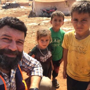 İsmail Hakkı Instagram - İdlib... Çanakkale’de kutlu dava uğruna yatan bir çok yiğidin memleketi.. Bizim memleketimiz.. Kardeşlerimizin yurdu.. Milyonlarca yüreğin savaş, acı, elem, korku ve yurtlarından edilmiş olmanın verdiği eziyet kıskacında sığınabildikleri taşlık, kayalık, zeytin ağacı haricinde ot bile bitmeyen garip bir toprak.. Oralarda yetimlerin, düşkünlerin mazlumların sığınacağı kamplar inşa eden, ihtiyaçlarını karşılayan devletimizden ve başta @afadbaskanlik olmak üzere bütün yardım kurum ve kuruluşlarımızdan ve tabii ki oradaki kardeşlerimize gönül dolusu dua ve yardım yollayan milletimizden Allah cc razı olsun.. Şunu iyi bilin ahali; azıcık ümitleri kaldı ise sizlerin bunda payı çoktur. Savaş kötüdür. Ocak yıkar, yurt bırakmaz, mazlum eder, yetim bırakır, öksüz bırakır, aile dağıtır, insanı ve hayatı değiştirir.. Güzel Suriye’nin tez vakitte felaha kavuşması duası ile, teşekkürler güzel yürekli insanlar.. Oradaki yetimlerin hepinize yürekten selamı var..

الأيتام في إدلب يحيونكم جميعًا 🌹