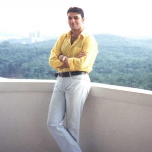 İsmail Hakkı Instagram - O zamanlar tazeydik, içi başka dışı başka insan tanımazdık pek. Sonra doluştular hayatımıza. 20 yaş. Malezya 1996. Belde Ericsson GA628 😎 ya ne olacağıdı. Arkada balta girmemiş orman. Ben girdikten sonra onun da adı değişti..