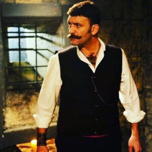 İsmail Hakkı Instagram - Düz olun düz... Rüzgara göre eğilen, yamulup yumulan, girdiği kabın şeklini alanlardan olmayın. Falanca ne der, filanın hoşuna gider mi acaba demeyin düz olun. Zaman zaten yamuk, siz bari düz olun... .
.
Gerçi şu da var ki,
“Dürüstlük pahalı bir mülktür, her insanda bulunmaz”
.
Hz. Ömer "الصدق هو هدية غالية الثمن، ‏لذلك لا تتوقع أن تأتي من أناس رخيصة"