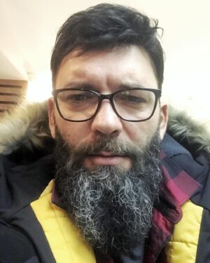 İsmail Hakkı Instagram - Bizim mesleğin bazı hastalıkları vardır. Kimse bahsetmez. Ya yakıştıramadıklarından, ya da önemsemediklerinden dolayı. Görme kaybı, işitme kaybı, bağ-dokuların aşırı yıpranması, vücudun çeşitli yerlerinde kırıklar, çatlaklar, aksiyona bağlı farklı sakatlıklar, yıllarca çalışırken günün belki 8-10 saati dinlenmeksizin ayakta kalmanın yol açtığı bel ve boyun fıtıkları, hava şartlarını gözetmeksizin çalışmadan kaynaklı ve daha kötüsü, kimyasal, plastik ve petrol kökenli madde dumanı solumadan kaynaklı ciddi akciğer rahatsızlıkları, bu liste böyle uzar gider… Ama en kötü hastalık şöhretin kalpte meydana getirdiği hasarlardır ki, onlar kibir, haset, fesat, ucub, kin, zararlı hırs, faydasız heves vs dir.. Meslekte olup da bu hastalıklara yakalanmayan yoktur. “Ben yakalanmadım” diyen net yalan söylüyordur. 

Zahiri rahatsızlıklar tıp yoluyla aşılır (Aha bak gözlük taktım, geçici de olsa çözüldü) 😊  ama kalbi hastalıkların şifası dosttur. Gerçek manada dost. Sizi doğruya çağıran, iyiye götüren dostlarınız varsa kıymetini bilin. Vesselam. 🌹