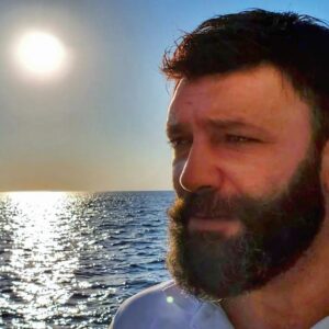 İsmail Hakkı Instagram - Denizi olmalı insanın.. Engin, uçsuz bucaksız.. derdini paylaşacağı, yolunu aydınlatan, yükünü atacağı bir denizi..