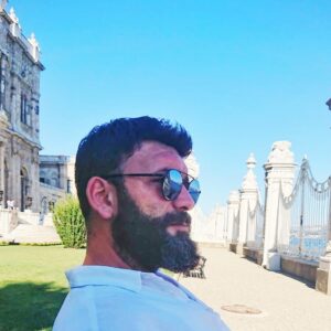 İsmail Hakkı Instagram - Sarayımız yok zira bütün saraylar bizim...
Gönülde olsa saray, sen ben kalmaz azizim...