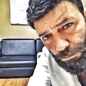 İsmail Hakkı Instagram - Kalp öldüğü zaman rahmet , Akıl öldüğü zaman hikmet , Vicdan öldüğü zaman herşey gider..
Allah hepinizi vicdan sahipleriyle karşılaştırsın 👋🏾😊