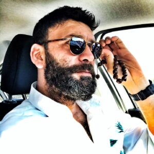 İsmail Hakkı Instagram - Gelişigüzel insanlar var. Çokça varlar. Hayatı öylesine yaşayıp, yiyip içip, yalnızca hoşlarına giden için savaşıp, dünya kendisi olmasa dönmeyecek sanan, ben merkezli yaşayan ve insanoğluna bir bit yavrusu kadar bile faydası dokunmayan gelişigüzel insanlar.. Gelişigüzel ama gidişi nasıl bilinmeyen insanlar... Allahım, Sen bizleri onlardan etme.