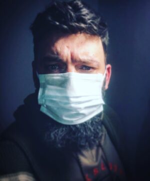 İsmail Hakkı Instagram - Sakallılar için maske inovasyonu bekliyoruz 🤙🏾