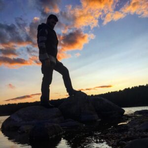 İsmail Hakkı Instagram - Kiminin akşamlarda tek bir ziyadır süsü,
.
En ve boyun hakikat tanımayan ölçüsü,
.
Rüya olsa bitecek masiva panayırı,
.
Yitecek akşamların gölge sunan örtüsü...
.
ismailhakkı