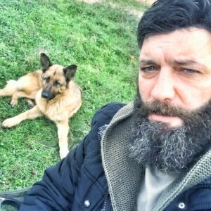 İsmail Hakkı Instagram - Dost görünüp türlü latif söz ve tumturaklı arkadaş tavırlarıyla yaklaşıp sonra ısıran oldu mu sizi de? 
Hayır, yanımdaki köpek sadık bir dost. Kastım o değil. Hayvandan edna yaratıkları kastediyorum.. 
Hatırlı sabahlar..