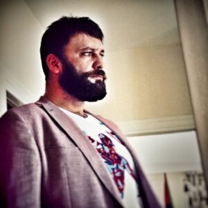 İsmail Hakkı Instagram - Yalansın dünya, ziyansın düpedüz.. 📌
