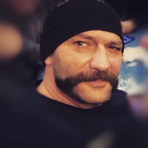 İsmail Hakkı Instagram - Ne mutlu onlara ki; sevmedikleri ama geçinmek zorunda kaldıkları insansılarla yüz göz olmazlar. Onlara selam olsun 😃👋🏾