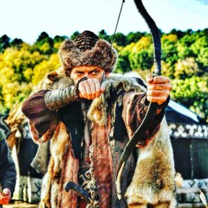 İsmail Hakkı Instagram - Nice oklar vardır ki göz görmez, kulak işitmez.. Ok menziline ulaşır da, şikâr tirendâzı bilmez... Hû erenler... Hû salihîn... Hû.... .