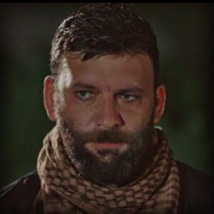 İsmail Hakkı Instagram - Mesele kralın adamı olmak değil Rıfkı, adamın kralı olmak.. Ne var ki insan dediklerimizin çoğu ilkine teşne... The point isn’t to be the man of king, it’s to be the king of the men.. Unfortunately most of so called “human beings” trying to be the first..