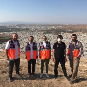 İsmail Hakkı Instagram - İdlib... Çanakkale’de kutlu dava uğruna yatan bir çok yiğidin memleketi.. Bizim memleketimiz.. Kardeşlerimizin yurdu.. Milyonlarca yüreğin savaş, acı, elem, korku ve yurtlarından edilmiş olmanın verdiği eziyet kıskacında sığınabildikleri taşlık, kayalık, zeytin ağacı haricinde ot bile bitmeyen garip bir toprak.. Oralarda yetimlerin, düşkünlerin mazlumların sığınacağı kamplar inşa eden, ihtiyaçlarını karşılayan devletimizden ve başta @afadbaskanlik olmak üzere bütün yardım kurum ve kuruluşlarımızdan ve tabii ki oradaki kardeşlerimize gönül dolusu dua ve yardım yollayan milletimizden Allah cc razı olsun.. Şunu iyi bilin ahali; azıcık ümitleri kaldı ise sizlerin bunda payı çoktur. Savaş kötüdür. Ocak yıkar, yurt bırakmaz, mazlum eder, yetim bırakır, öksüz bırakır, aile dağıtır, insanı ve hayatı değiştirir.. Güzel Suriye’nin tez vakitte felaha kavuşması duası ile, teşekkürler güzel yürekli insanlar.. Oradaki yetimlerin hepinize yürekten selamı var..

الأيتام في إدلب يحيونكم جميعًا 🌹