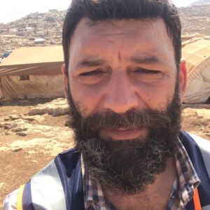 İsmail Hakkı Instagram - İdlib... Çanakkale’de kutlu dava uğruna yatan bir çok yiğidin memleketi.. Bizim memleketimiz.. Kardeşlerimizin yurdu.. Milyonlarca yüreğin savaş, acı, elem, korku ve yurtlarından edilmiş olmanın verdiği eziyet kıskacında sığınabildikleri taşlık, kayalık, zeytin ağacı haricinde ot bile bitmeyen garip bir toprak.. Oralarda yetimlerin, düşkünlerin mazlumların sığınacağı kamplar inşa eden, ihtiyaçlarını karşılayan devletimizden ve başta @afadbaskanlik olmak üzere bütün yardım kurum ve kuruluşlarımızdan ve tabii ki oradaki kardeşlerimize gönül dolusu dua ve yardım yollayan milletimizden Allah cc razı olsun.. Şunu iyi bilin ahali; azıcık ümitleri kaldı ise sizlerin bunda payı çoktur. Savaş kötüdür. Ocak yıkar, yurt bırakmaz, mazlum eder, yetim bırakır, öksüz bırakır, aile dağıtır, insanı ve hayatı değiştirir.. Güzel Suriye’nin tez vakitte felaha kavuşması duası ile, teşekkürler güzel yürekli insanlar.. Oradaki yetimlerin hepinize yürekten selamı var..

الأيتام في إدلب يحيونكم جميعًا 🌹