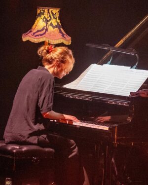 Isobel Waller-Bridge Instagram - A profound privilege for our #PurcellSession audience to witness Isobel Waller-Bridge's UK debut show last night. Coming right on the heels of her brand new EP 𝘝𝘐𝘐𝘐 (released by @MercuryKX) 🎹💽

FEATURED MUSICIANS 
John Waugh (@jwaughsaxophone)
Max Baillie (@max_baillie_)
Klara Schumann (@klaraschumann)
Will Harvey (@willharvey1)
Richard Jones (@violinrich)

📸 by @petewoodhead 

- - - - -

UPCOMING PURCELL SESSIONS
🎼 Damsel Elysium (@damsel.elysium) | 1.3.2023
🎼 Cassie Kinoshi (@cassiekinoshi) | 5.3.2023
🎼 Aya (@aya_yco) | 19.3.2023
🎼 Síbín (@sibin.shubz) | 26.3.2023
🗣️ Out-Spoken (@outspokenldn) | Various

#IsobelWallerBridge #PurcellRoom #RoomForTheCurious #Southbank #SouthbankCentre #NewMusic #ContemporaryClassical #Quartet #Pianist #Violin #Saxophone #London #LondonGigs