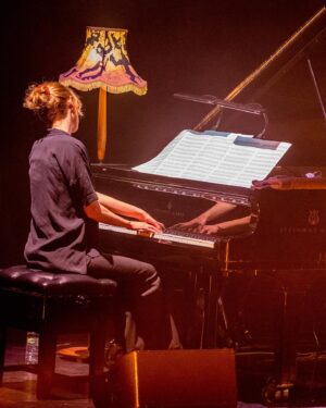 Isobel Waller-Bridge Instagram - A profound privilege for our #PurcellSession audience to witness Isobel Waller-Bridge's UK debut show last night. Coming right on the heels of her brand new EP 𝘝𝘐𝘐𝘐 (released by @MercuryKX) 🎹💽

FEATURED MUSICIANS 
John Waugh (@jwaughsaxophone)
Max Baillie (@max_baillie_)
Klara Schumann (@klaraschumann)
Will Harvey (@willharvey1)
Richard Jones (@violinrich)

📸 by @petewoodhead 

- - - - -

UPCOMING PURCELL SESSIONS
🎼 Damsel Elysium (@damsel.elysium) | 1.3.2023
🎼 Cassie Kinoshi (@cassiekinoshi) | 5.3.2023
🎼 Aya (@aya_yco) | 19.3.2023
🎼 Síbín (@sibin.shubz) | 26.3.2023
🗣️ Out-Spoken (@outspokenldn) | Various

#IsobelWallerBridge #PurcellRoom #RoomForTheCurious #Southbank #SouthbankCentre #NewMusic #ContemporaryClassical #Quartet #Pianist #Violin #Saxophone #London #LondonGigs