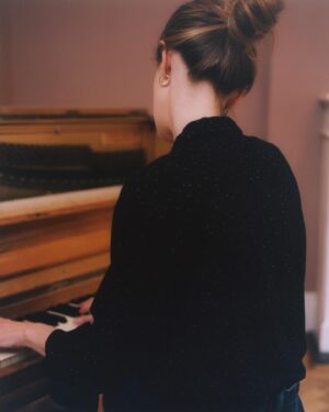 Isobel Waller-Bridge Instagram - Happy Piano Day ♥️

📸 @chloeledrezen