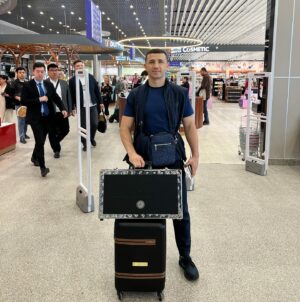 Israil Madrimov Instagram - ✈️🇺🇸 Hudoholasa yangi tarix uchun 🇺🇸yo’l oldik🤲🏻 duo qilip turinglar do’stlar vatandoshlar 🤲🏻

@goldmanofficial_