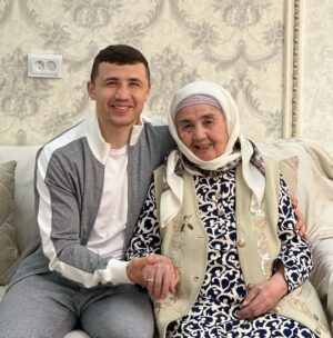 Israil Madrimov Instagram - Duogoyim  buvijonim 👵🏼❤️🤲🏻

Grandma 👵🏼❤️