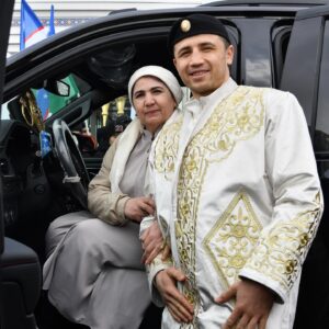 Israil Madrimov Instagram - Alhamdulillah! Jonajon Vatanimga yorug’ yuz bilan qaytdim. Muhtaram Yurtboshimizga biz yoshlarga berayotgan e’tibori bugun Chempionlik kamari O’zbekistonda. Shavkat Miromonovich Mirziyoyevga o’z minnatdorchiligimni bildiraman. ☝️🇺🇿💪
