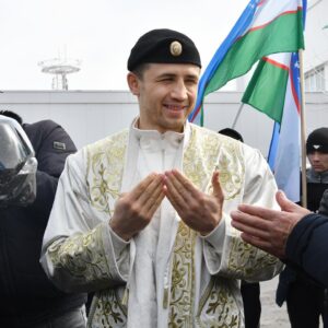 Israil Madrimov Instagram - Alhamdulillah! Jonajon Vatanimga yorug’ yuz bilan qaytdim. Muhtaram Yurtboshimizga biz yoshlarga berayotgan e’tibori bugun Chempionlik kamari O’zbekistonda. Shavkat Miromonovich Mirziyoyevga o’z minnatdorchiligimni bildiraman. ☝️🇺🇿💪