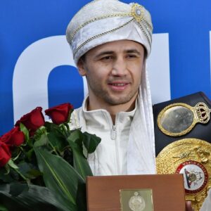 Israil Madrimov Instagram - Alhamdulillah! Jonajon Vatanimga yorug’ yuz bilan qaytdim. Muhtaram Yurtboshimizga biz yoshlarga berayotgan e’tibori bugun Chempionlik kamari O’zbekistonda. Shavkat Miromonovich Mirziyoyevga o’z minnatdorchiligimni bildiraman. ☝️🇺🇿💪