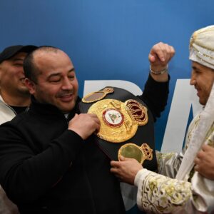 Israil Madrimov Instagram - Alhamdulillah! Jonajon Vatanimga yorug’ yuz bilan qaytdim. Muhtaram Yurtboshimizga biz yoshlarga berayotgan e’tibori bugun Chempionlik kamari O’zbekistonda. Shavkat Miromonovich Mirziyoyevga o’z minnatdorchiligimni bildiraman. ☝️🇺🇿💪