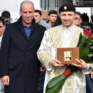 Israil Madrimov Instagram - Alhamdulillah! Jonajon Vatanimga yorug’ yuz bilan qaytdim. Muhtaram Yurtboshimizga biz yoshlarga berayotgan e’tibori bugun Chempionlik kamari O’zbekistonda. Shavkat Miromonovich Mirziyoyevga o’z minnatdorchiligimni bildiraman. ☝️🇺🇿💪