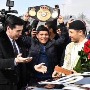 Israil Madrimov Instagram - Alhamdulillah! Jonajon Vatanimga yorug’ yuz bilan qaytdim. Muhtaram Yurtboshimizga biz yoshlarga berayotgan e’tibori bugun Chempionlik kamari O’zbekistonda. Shavkat Miromonovich Mirziyoyevga o’z minnatdorchiligimni bildiraman. ☝️🇺🇿💪