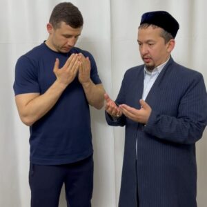 Israil Madrimov Instagram - Ustoz Hasanxon Yahyo Abdulmajid domla bilan ko’rishib duolarini oldik.🤲🌙 @hasanxondomla