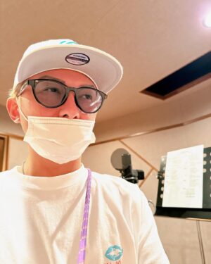 Issa Hentona Instagram - 今日はスペシャルなゲストを迎えてナイスなレコーディングやってる🎙️

そして何か考えてる風の写真と雑談中のKIMI😂

皆さんも良き１日を🫶

#issa 
#kimi
#dapump 
#dpc