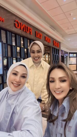Ita Mustafa Instagram - baru jg kangen2 an … eh non ini sdh mau berangkat lg …. safe flight ya  dear …