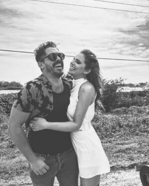 Iván Arana Instagram - "Un día sin reír es un día perdido".
 Charles Chaplin 

Gracias por reír conmigo primita querida.
@isabellacastillodv 
#McAllen #Borderfest