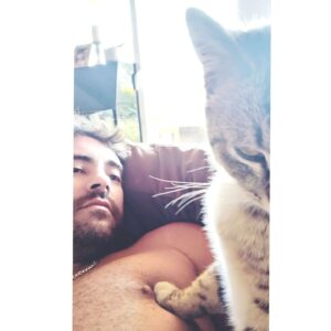 Iván Arana Instagram - No me gustan los gatos me dijo.
No te preocupes le dije...este no es un gato, es un tigre hecho a escala ¿o qué? ¿tampoco te gustan los tigres? Nunca la volví a ver . 
Arana