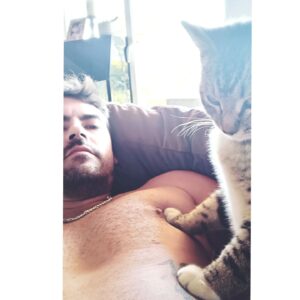 Iván Arana Instagram - No me gustan los gatos me dijo.
No te preocupes le dije...este no es un gato, es un tigre hecho a escala ¿o qué? ¿tampoco te gustan los tigres? Nunca la volví a ver . 
Arana