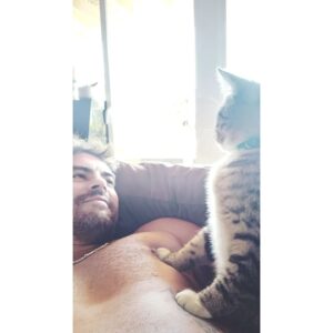 Iván Arana Instagram - No me gustan los gatos me dijo.
No te preocupes le dije...este no es un gato, es un tigre hecho a escala ¿o qué? ¿tampoco te gustan los tigres? Nunca la volví a ver . 
Arana