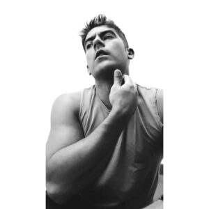 Iván Arana Instagram - "La vida es en color pero el blanco y negro es mas realista". Samuel Fuller 

@anika_francophoto