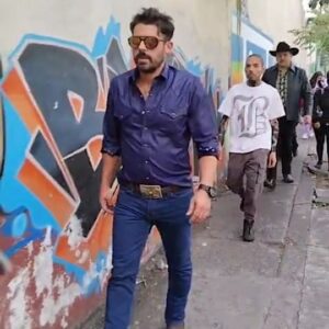 Iván Arana Instagram - "Bien tendidos"

@elsenordeloscielos 

@davidponcesoy  #Skinny 
@alexnavajur.  #Zopilote
#Set