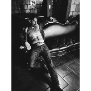 Iván Arana Instagram - "Quiero estar contigo, tan simple y tan complicado como eso". 
  Charles Bukowski

@elsenordeloscielos  Temporada 9 
#IsmaelCasillas

@giovahuico  foto