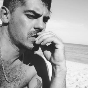 Iván Arana Instagram - "Solamente el mar"

#miamibeach