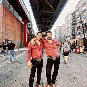 Iván Arana Instagram - "Gracias mi @monkey_freerun , por darlo todo pá que el Isma se vea bien chingón !!".

Arré con @labombastunt

@elsenordeloscielos Temporada 9