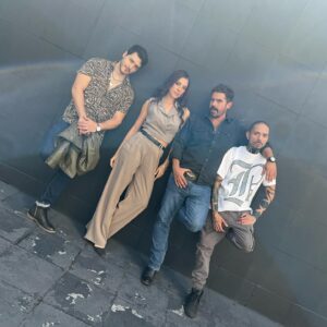 Iván Arana Instagram - Leo, Laura, Ismael y Skinny  @elsenordeloscielos 

Como se llamaría la banda? 🎶 

 @leonardoalvarez7 @karensandovale @luisivanarana @davidponcesoy