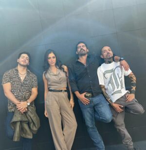 Iván Arana Instagram - Leo, Laura, Ismael y Skinny  @elsenordeloscielos 

Como se llamaría la banda? 🎶 

 @leonardoalvarez7 @karensandovale @luisivanarana @davidponcesoy