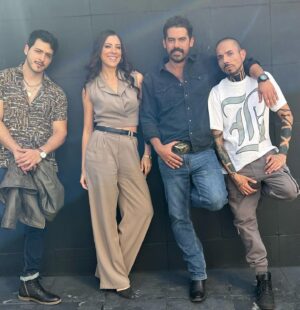 Iván Arana Instagram - Leo, Laura, Ismael y Skinny  @elsenordeloscielos 

Como se llamaría la banda? 🎶 

 @leonardoalvarez7 @karensandovale @luisivanarana @davidponcesoy