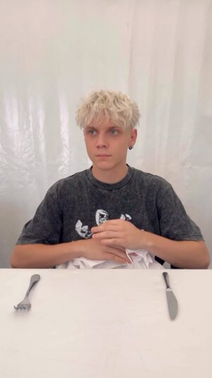 Ivan Dmitrienko Instagram - Ставь лайк если тоже хочешь есть 🍕🥨🧇

Прятки 11.08
